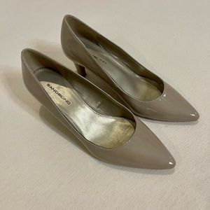 Bone colored pointed toe heels.